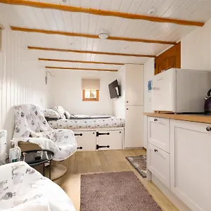  Apartment Shepherds Hut, West Ayton,